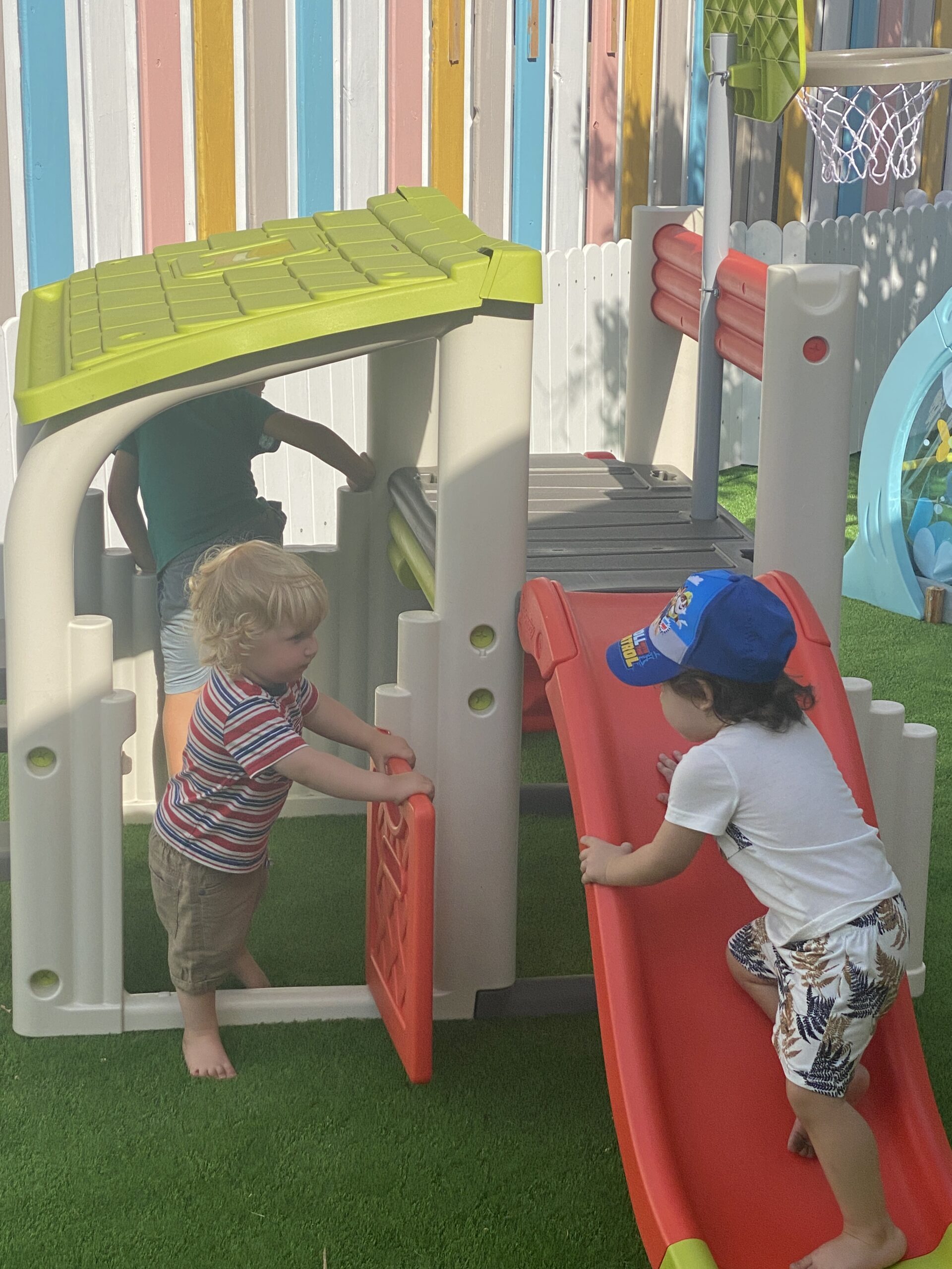 Crèche à Pirae plaçant la sécurité physique, émotionnelle et affective des enfants au premier plan.