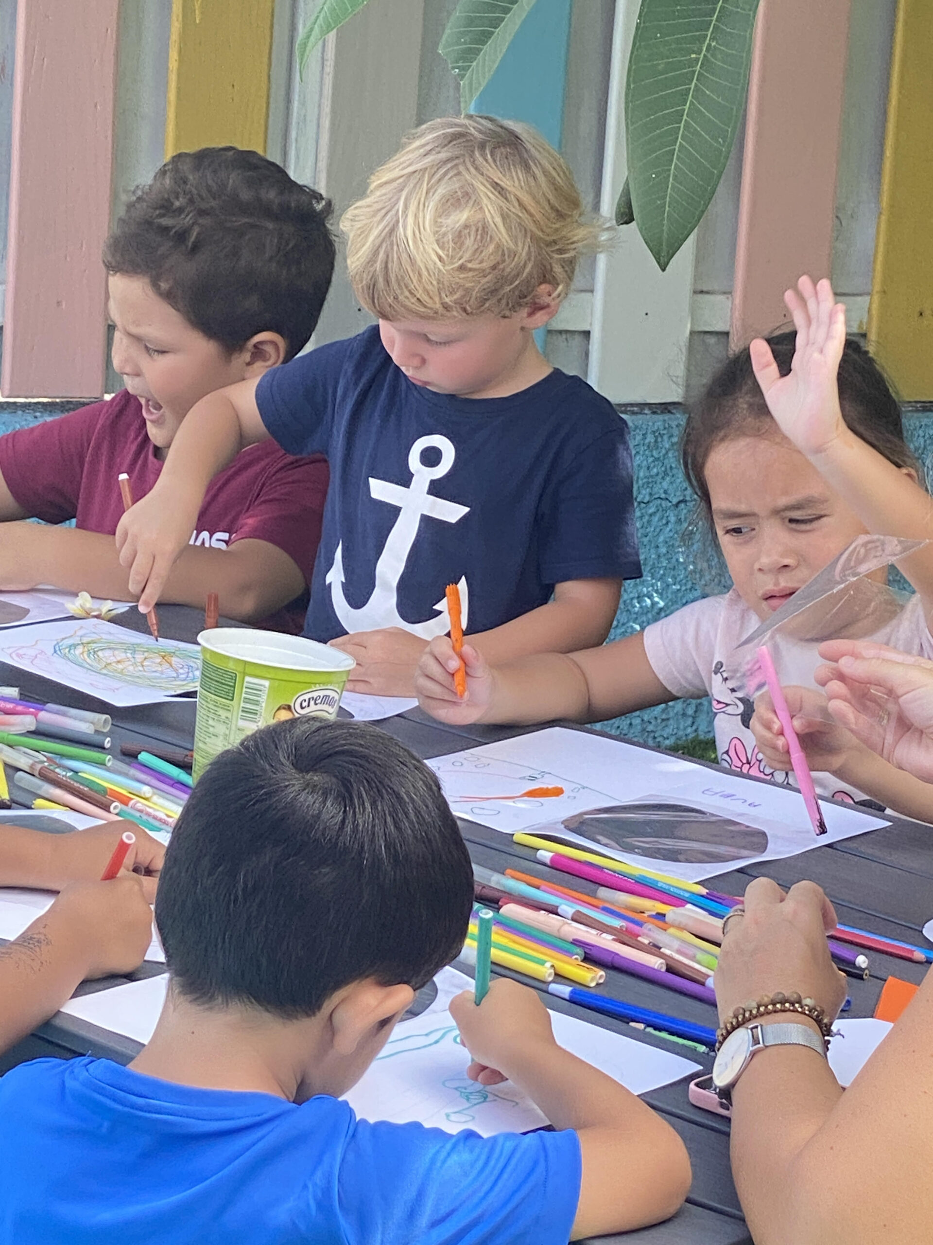 Structure de garde d’enfants à Taaone, Tahiti, offrant un accueil adapté aux tout-petits.
