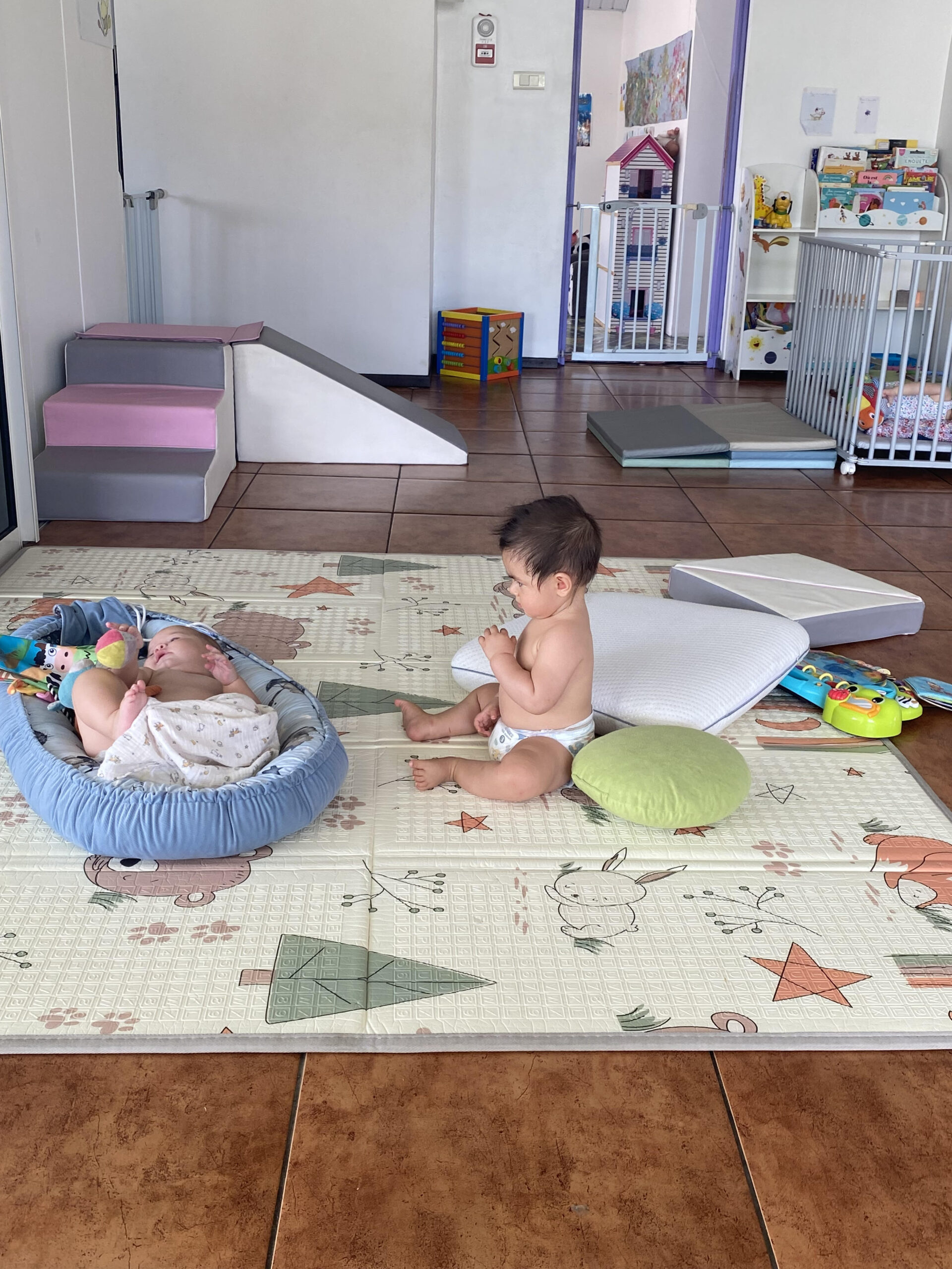 Espace d’accueil sécurisé pour les enfants dans une crèche située près du CHPF à Tahiti.